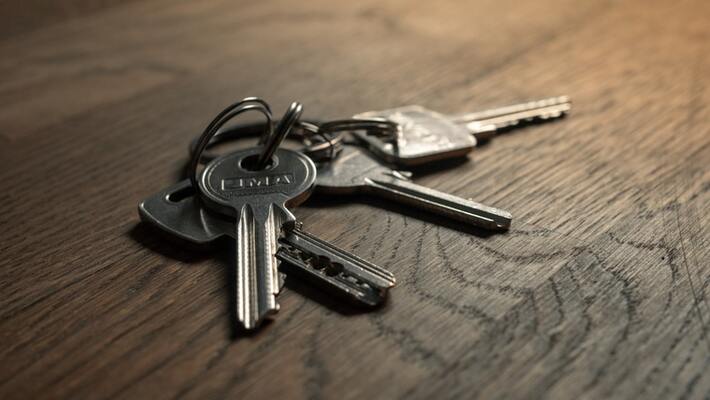 Smart Locks vs. Traditional Keys: Reducing the Risk of House Lockouts